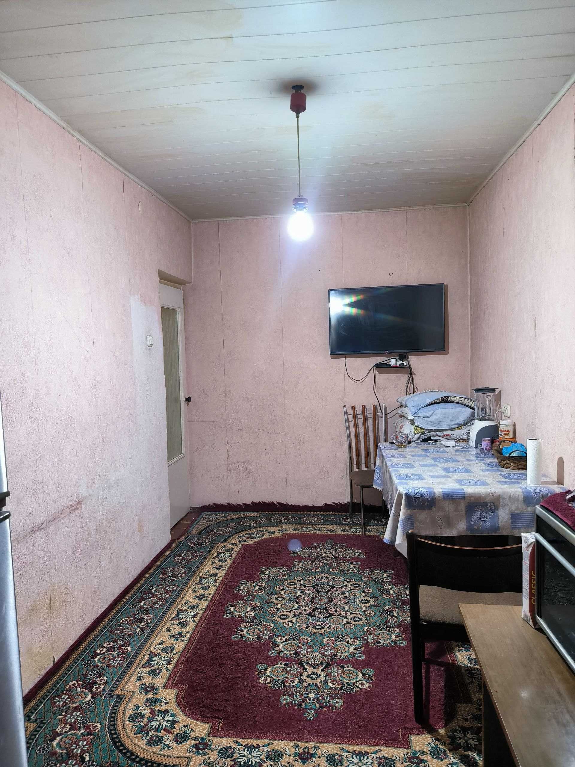 Квартира однокомнатная 50кв, можно переделать в двушку, своя.