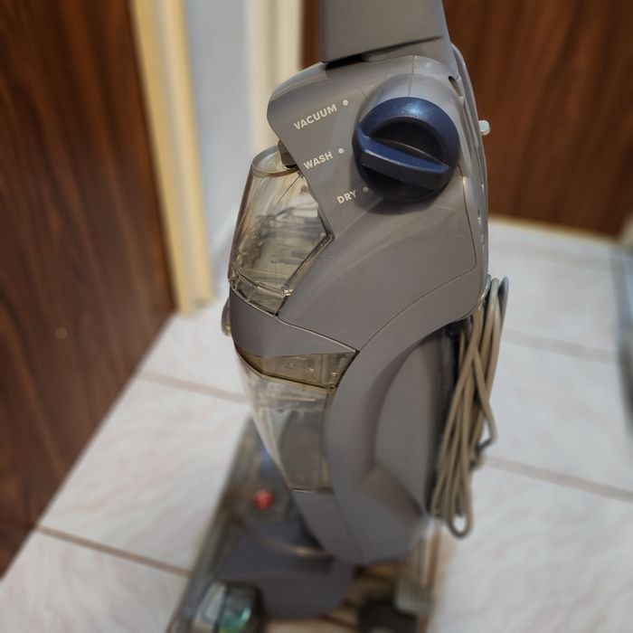 Aspirator vertical cu fir FloorMate