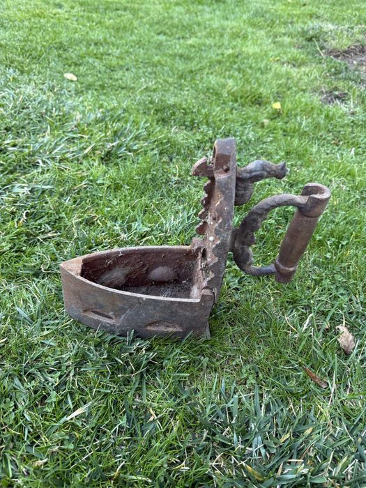 Старинна ютия с петле на въглища