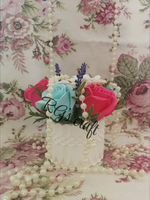 Керамична кашпа със сапунени цветя
