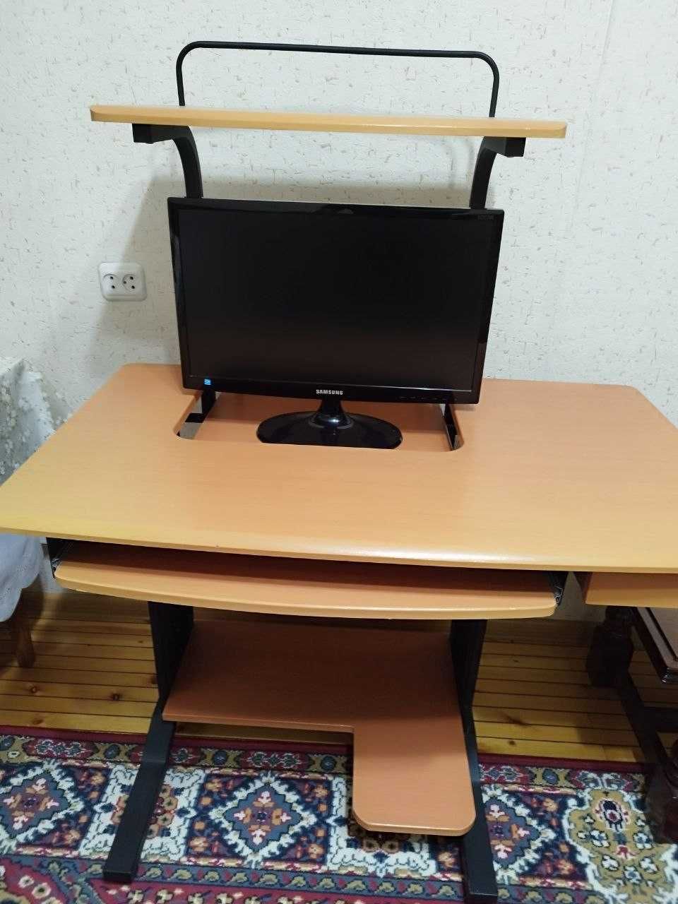 Стол компьютерный в идеальном состоянии