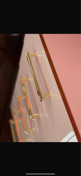 Închirie posturi  pentru manichiua/pedichiura