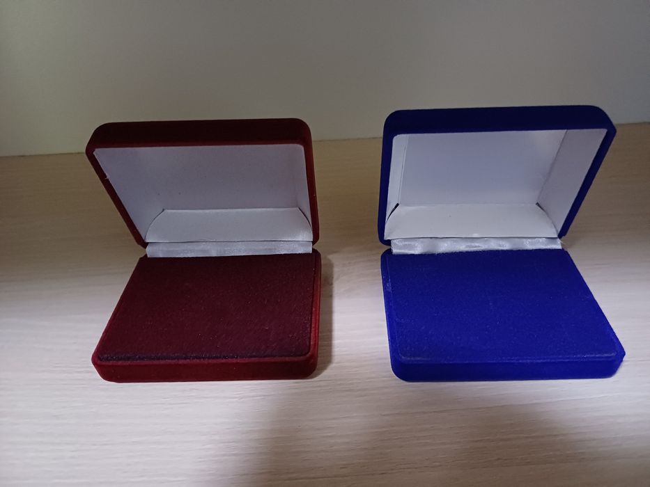 Cutii din catifea pentru bijuterii sau medalii