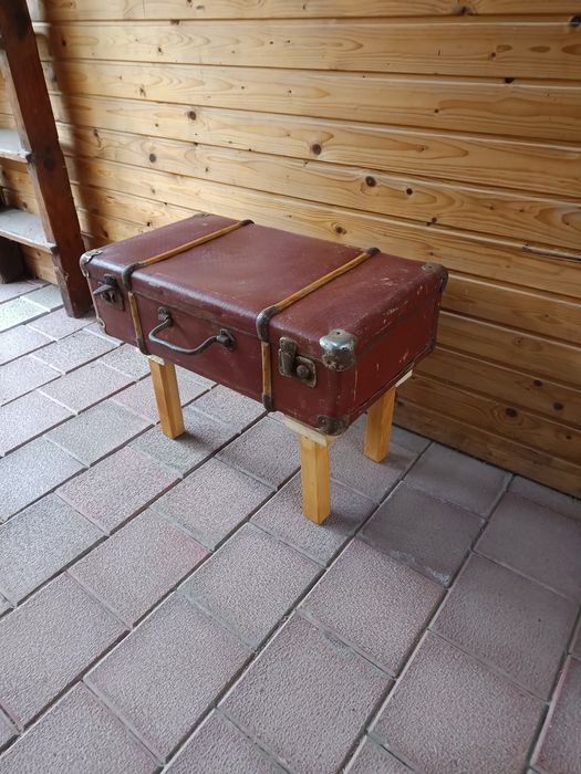 Valiza transformată în comoda sau  masuta