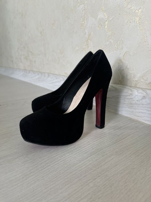 Черные туфли замшевые