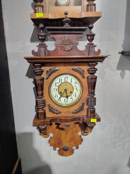 Много красив стенен часовник