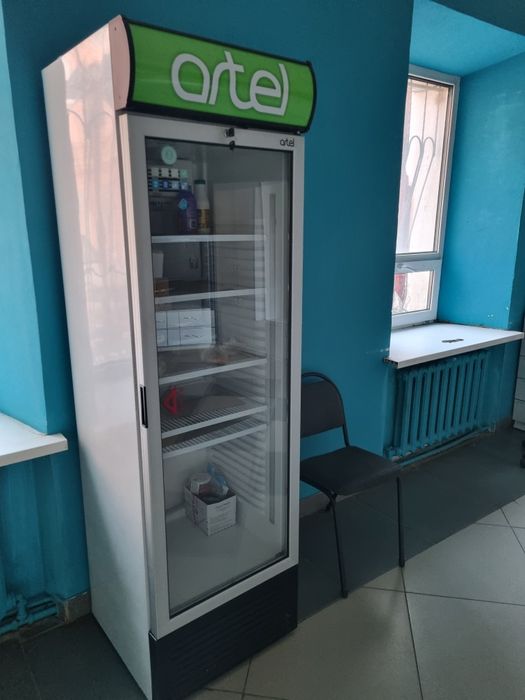 Продаётся холодильная витрина Artel