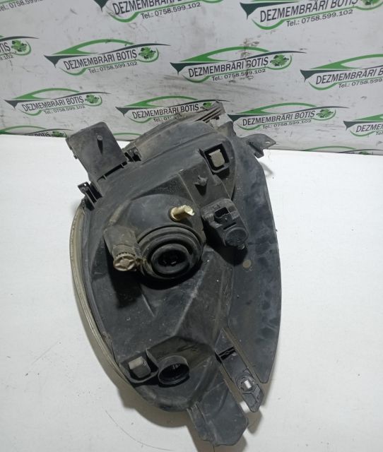 Far stanga Citroen Xsara Picasso prima generatie (facelift)