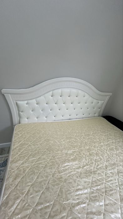 Двуспальный кровать с матрасом 180х200см