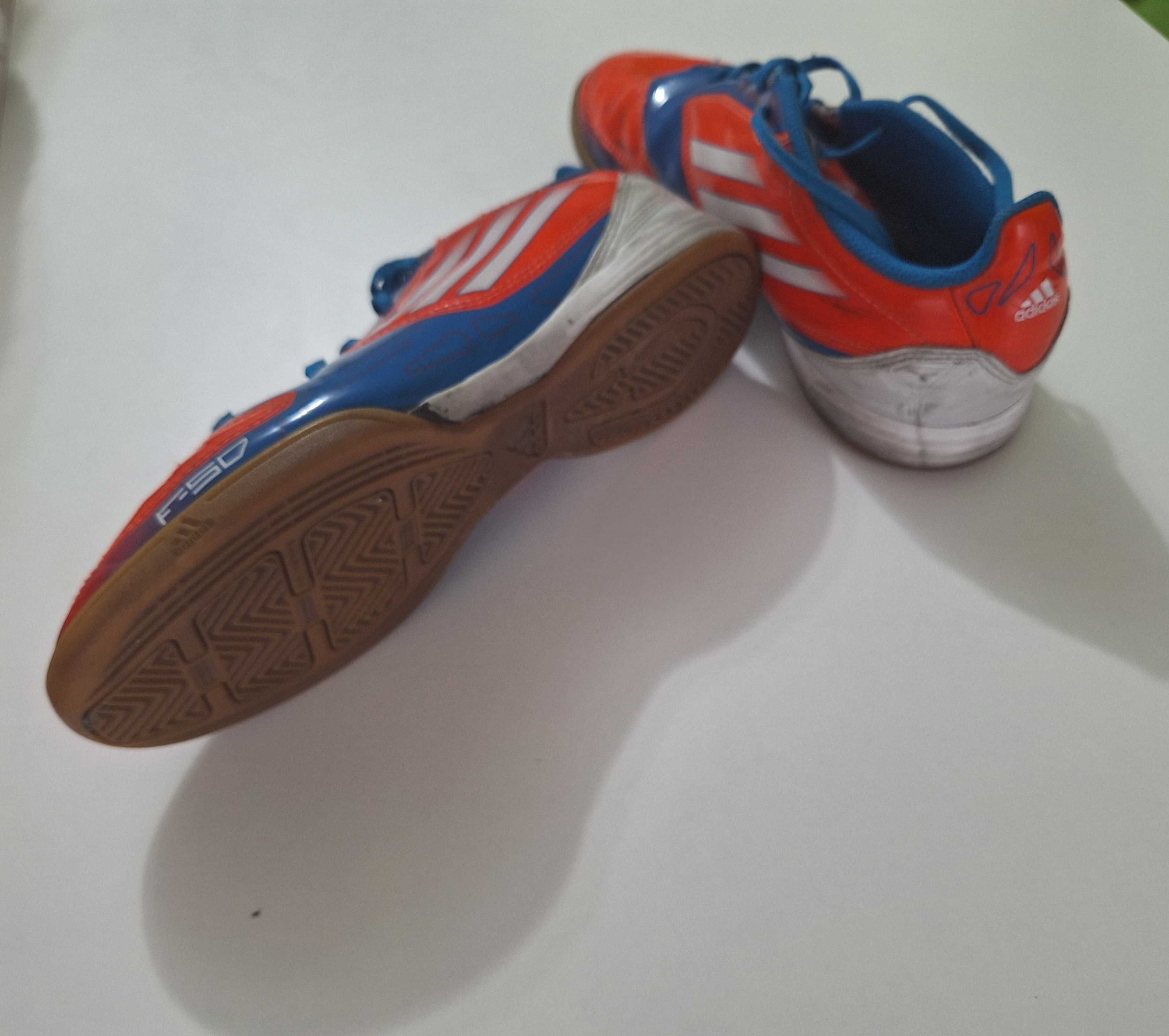 Спортни обувки adidas за зала