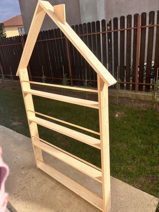 Biblioteca tip Casuta