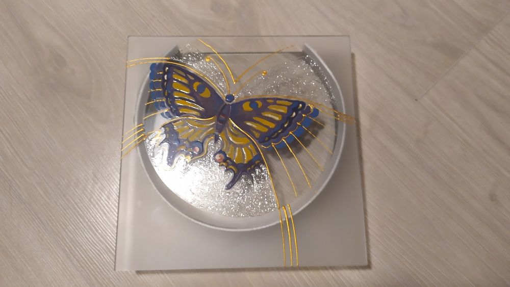 Ръчно изрисувана декоративна ваза - Пеперуда