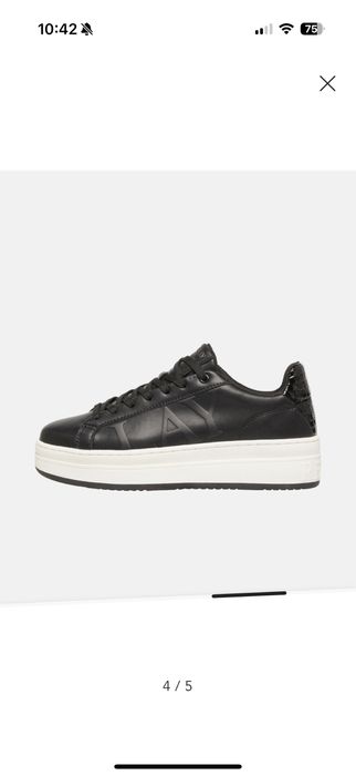 Сникърси и чанта