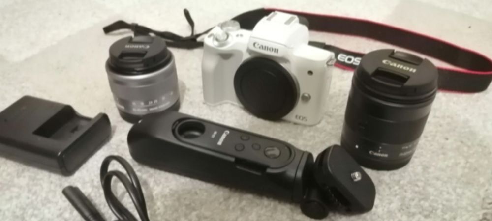 Фотоапарат Canon EOS M50 с допълнителен статив и обектив