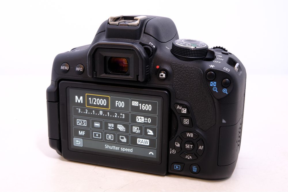 Canon EOS 750D + EF 50mm f/1.8 + EF-S 18-55