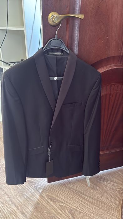 Продам новые мужские костюмы