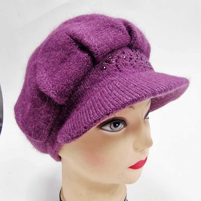 Елегантна зимна плетена шапка с козирка и камъчета