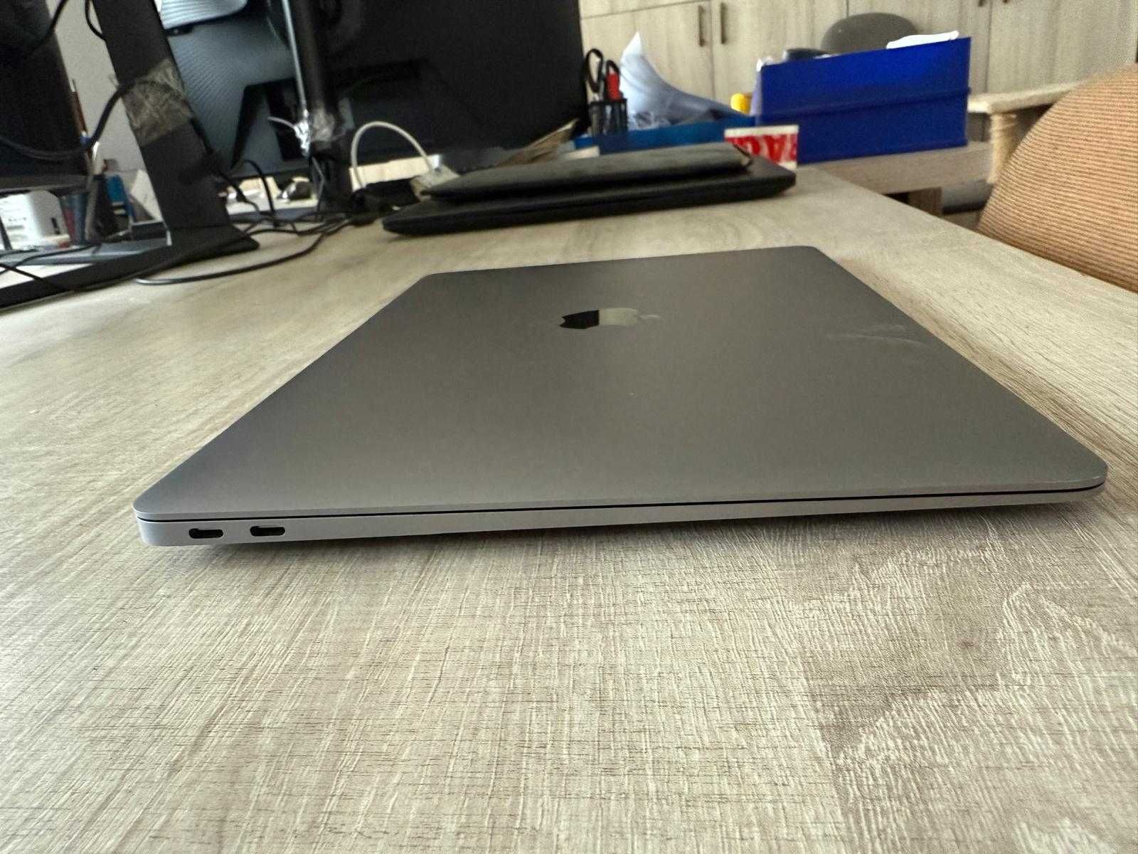 Laptop Apple MacBook Air 13-inch, True Tone, procesor Apple M1