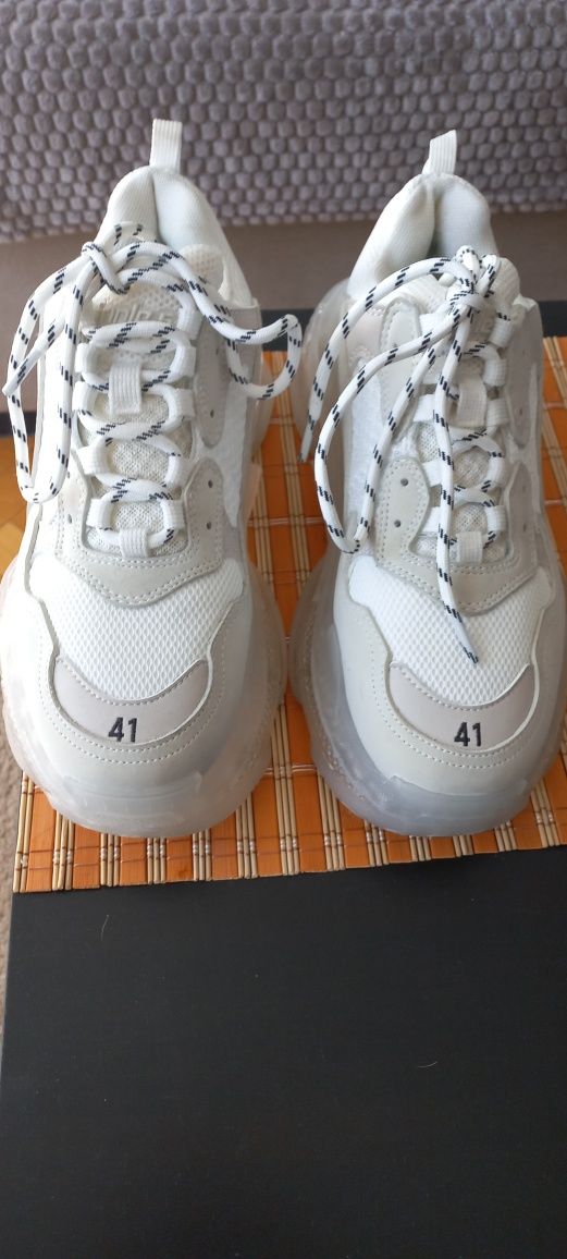 Продавам маратонки benasiaga Triple s 41 номер бели