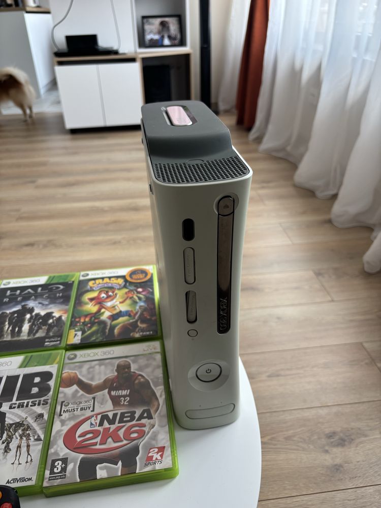 Xbox 360 + 11игри + 2 безжични джойстика
