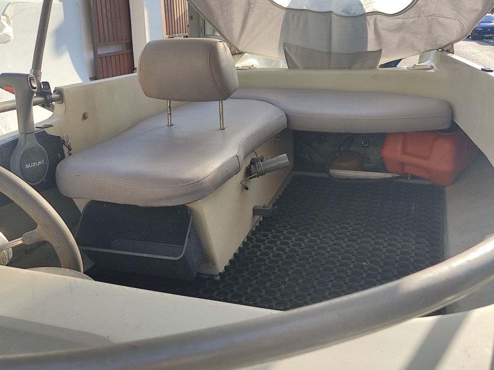 Лодка с двигарел Suzuki, тента, колесар