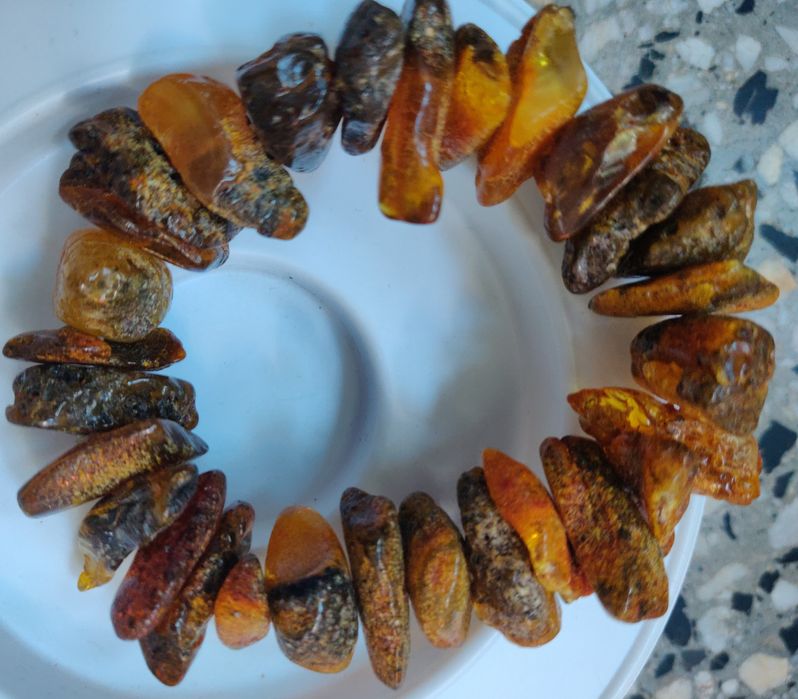 Кехлибарена гривна от необработен кехлибар