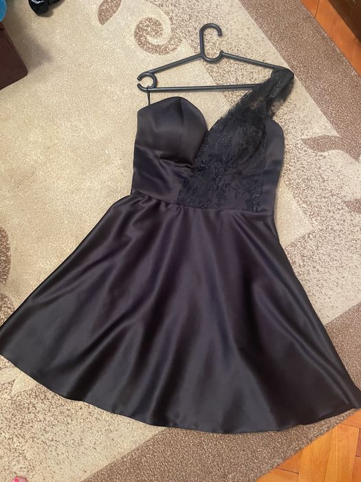 Сатенена официална черна рокля с едно рамо