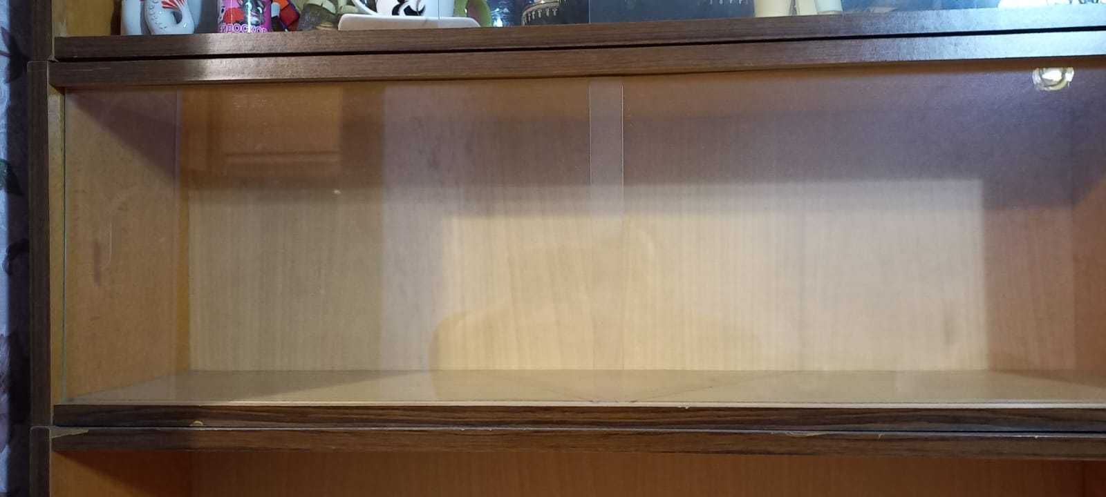 полки книжные в отличном состоянии со стеклами