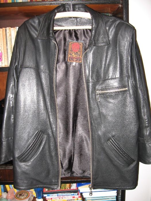 Haina de piele ca noua