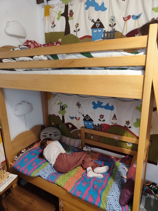 Pat etajat copii