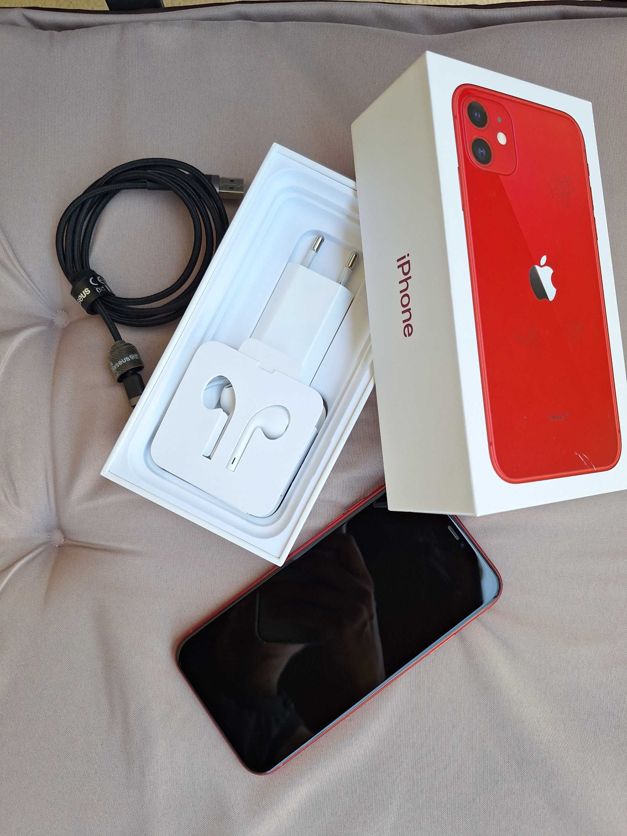 iPhone 11 64GB + зарядно, слушалки и кабел за кола