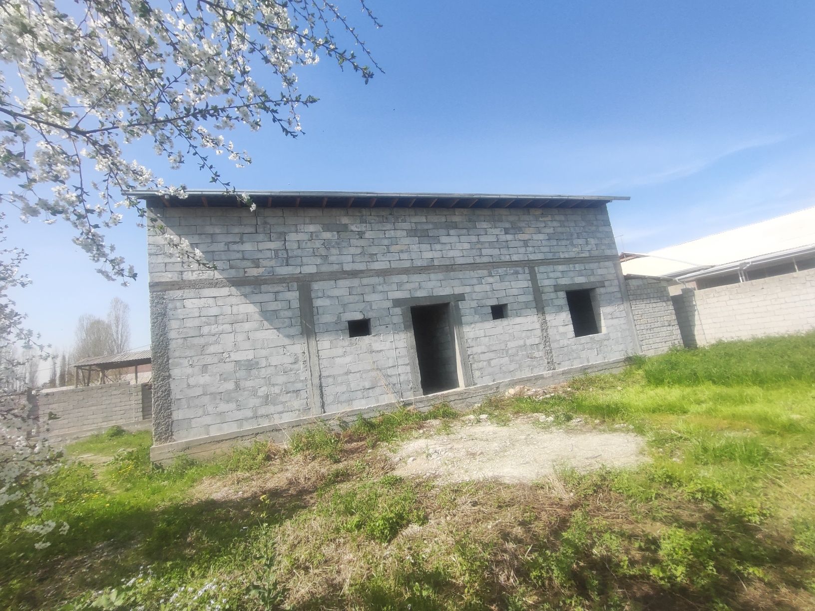 Продам участок с коробкой