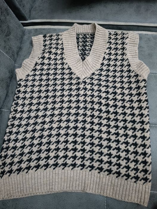 Продам тёплый жилет безрукавка.