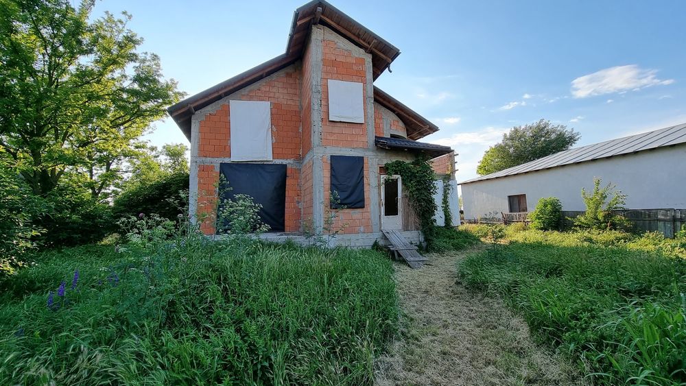 Casa si teren extravilan 
Vând casa P+M la rosu + 20.000mp teren extra