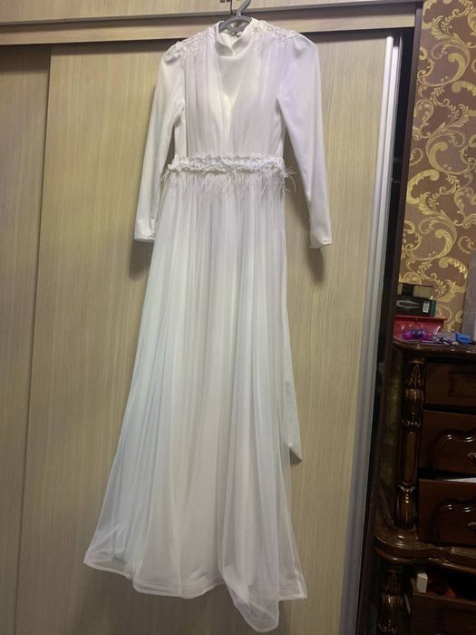 Белое платье,хорошего состояния также ремень