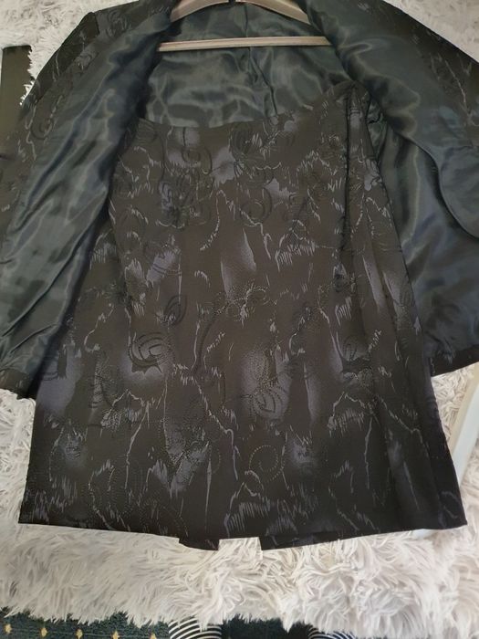 Costum format din sacou și fusta,culoare neagra cu reflecții argintii