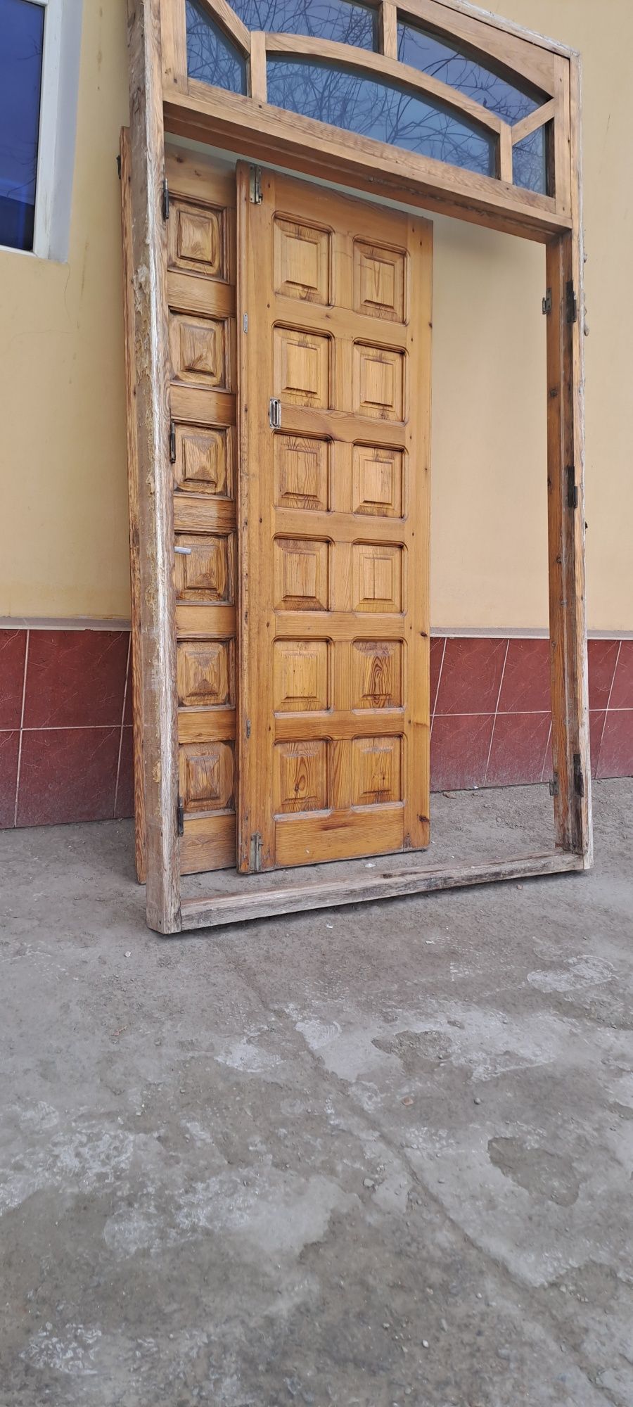 Taxtali eshik sotiladi.