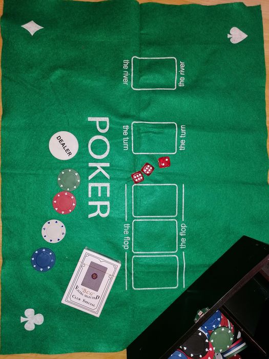 Trusa poker + zaruri + pachet cărți