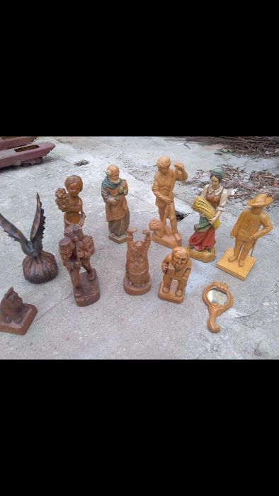 Statuete scruptate manual in lemn