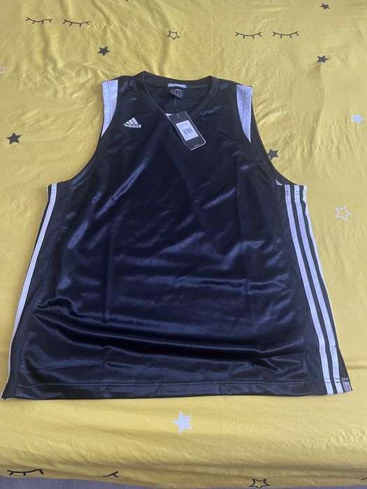 Maieu Adidas nou cu eticheta