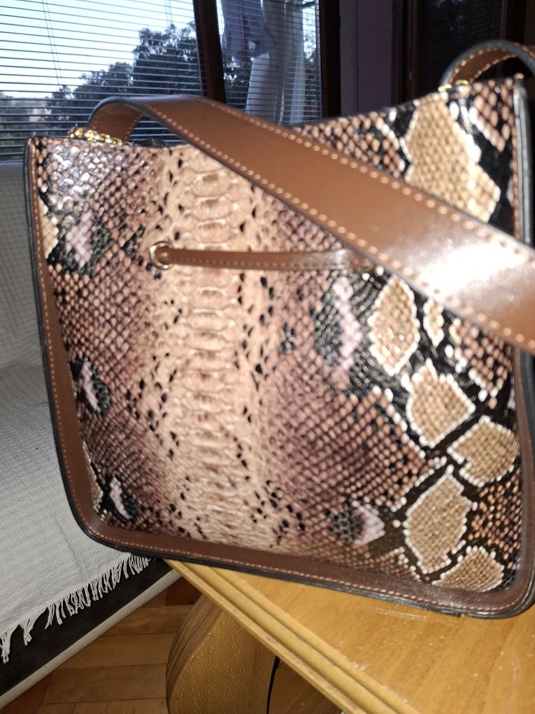 Дамска Чанта GUESS -40 лв.