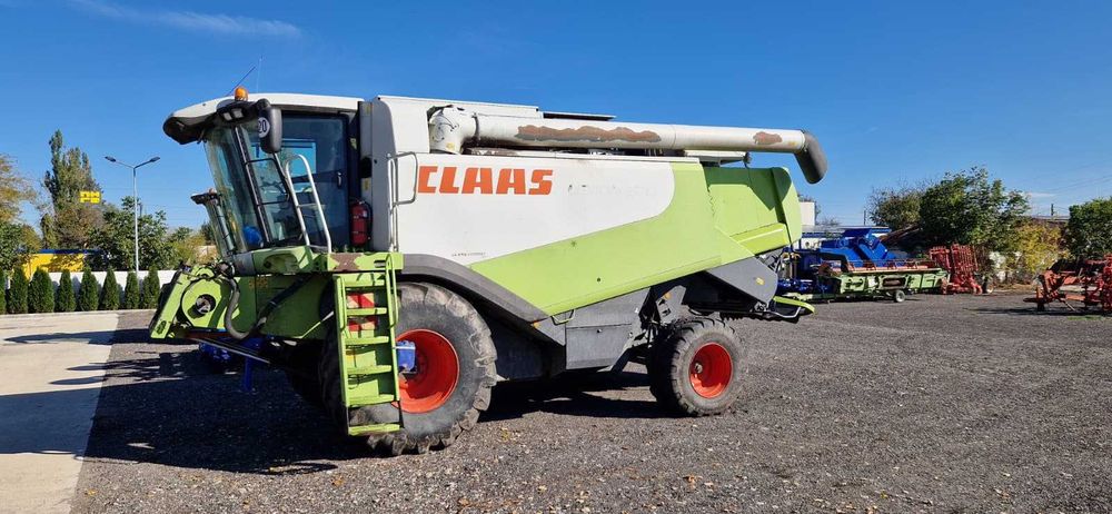 Combina CLAAS Lexion 570 + Heder Paioase 7,5m – 290 kW – An 2010