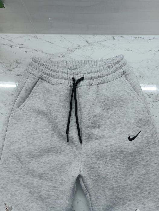 Ново долнище на Nike