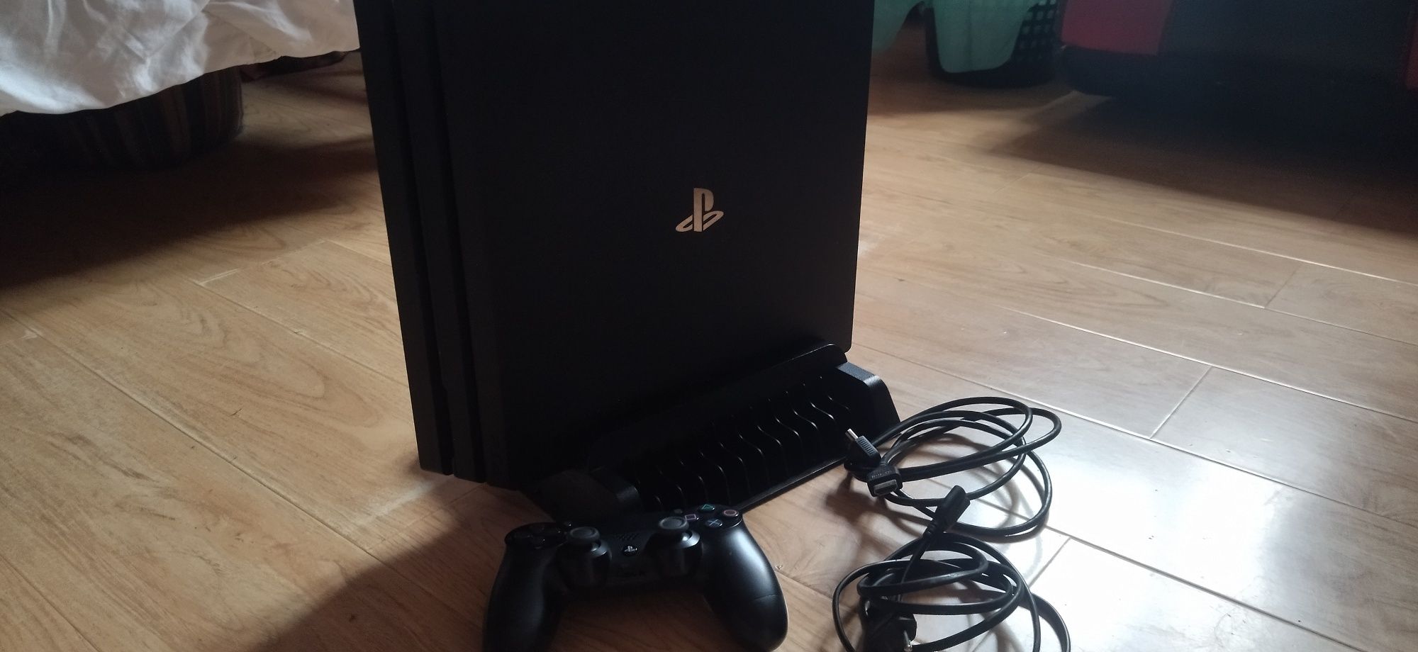 Vand PS4 pro (support PS4) in Caransebes