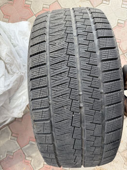 Продам зимнюю резину 295/40/R21