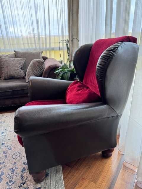 Лускозен масивен фотьойл от KARE