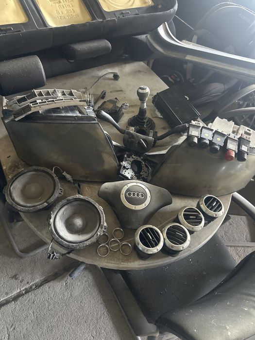 Elemente interior Audi TT mk1 faruri suporti grile