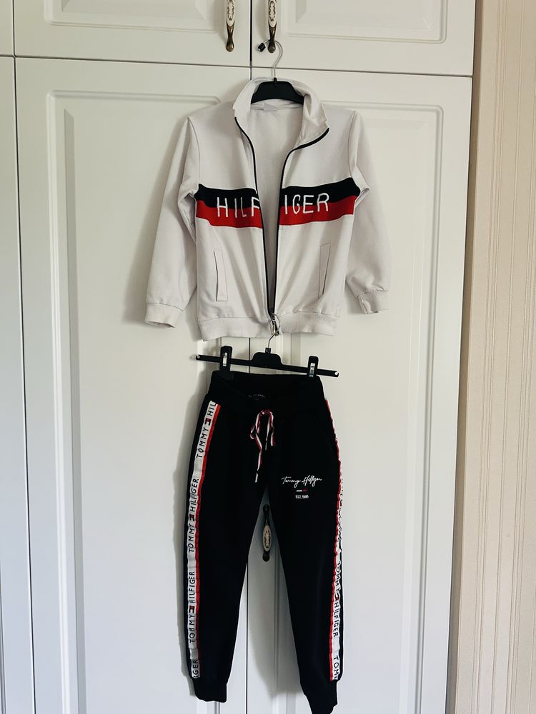 Trening de copii potrivit pentru 5/6 ani firma Tommy Hilfiger