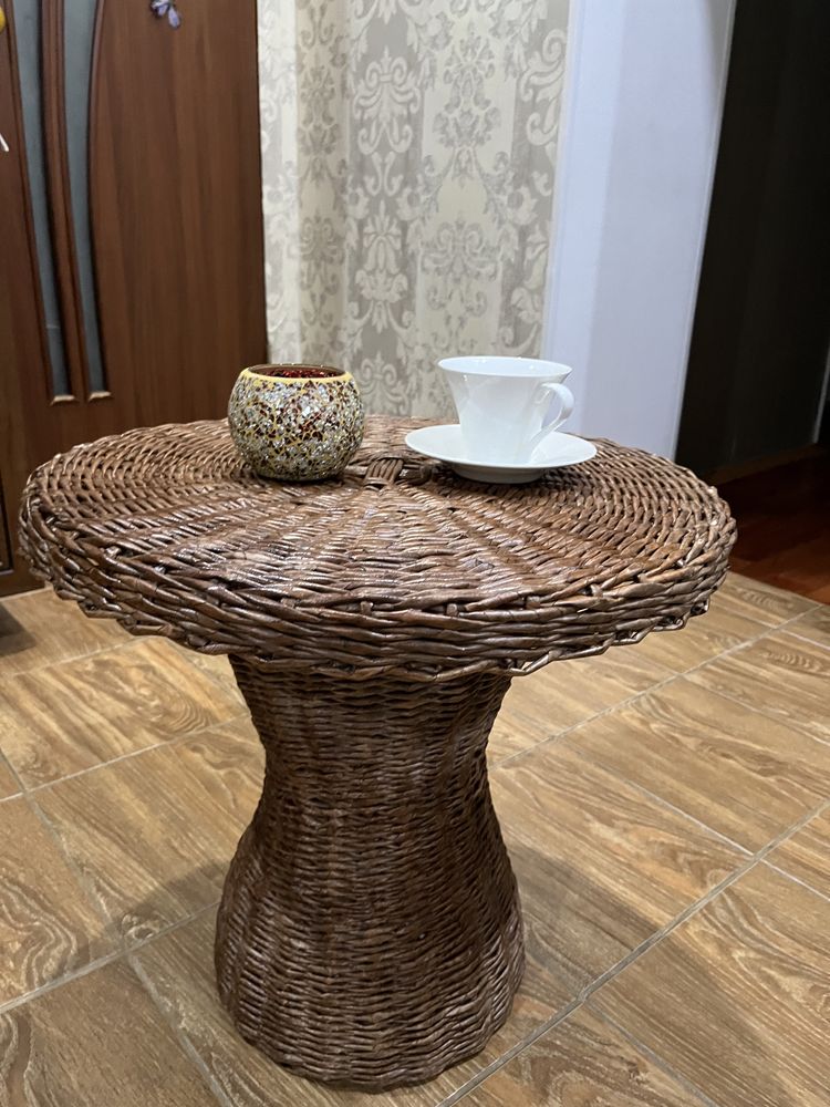 Плетеный чайный столик