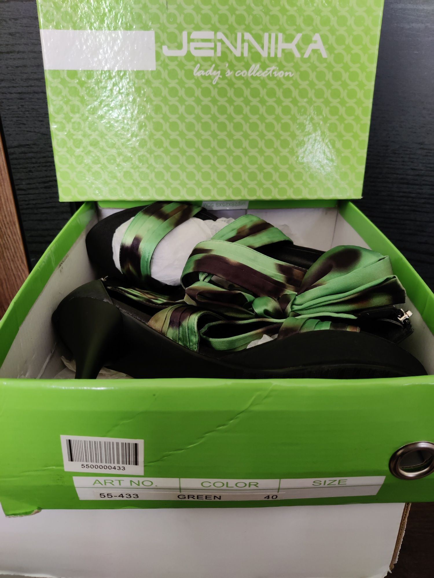 Зелени сандали с тънък ток